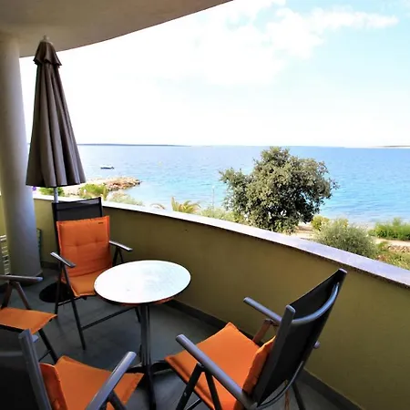 1 Bedroom Gorgeous In Apartamento Mandre